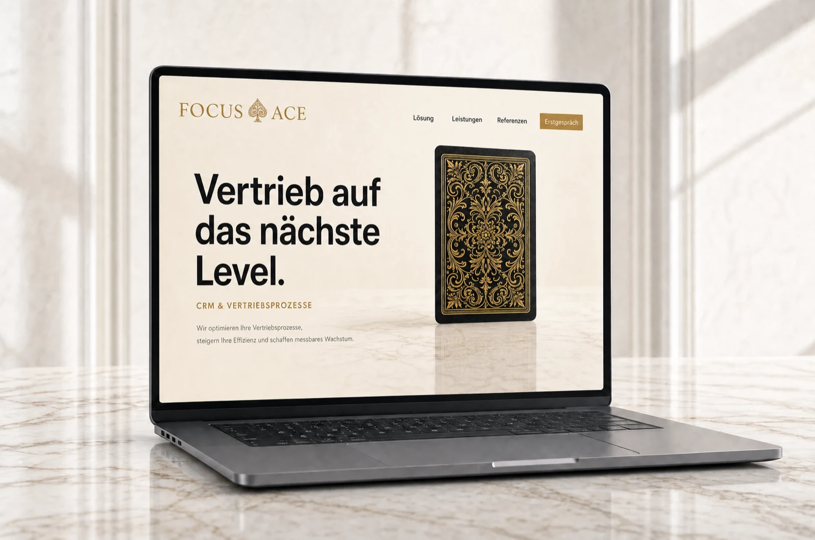 Laptop mit heller FocusAce-Webseite auf einem Marmor-Schreibtisch